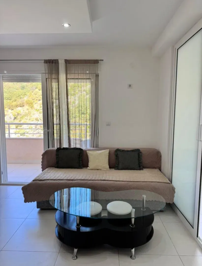 Izdavanje, dvosoban stan, 66m², Bečići, Budva