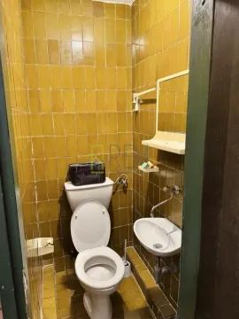 Manje kupatilo obloženo keramičkim pločicama sa toaletom i umivaonikom. - image 8