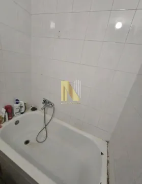 Kupatilo sa kadom obloženom belim pločicama. - image 6