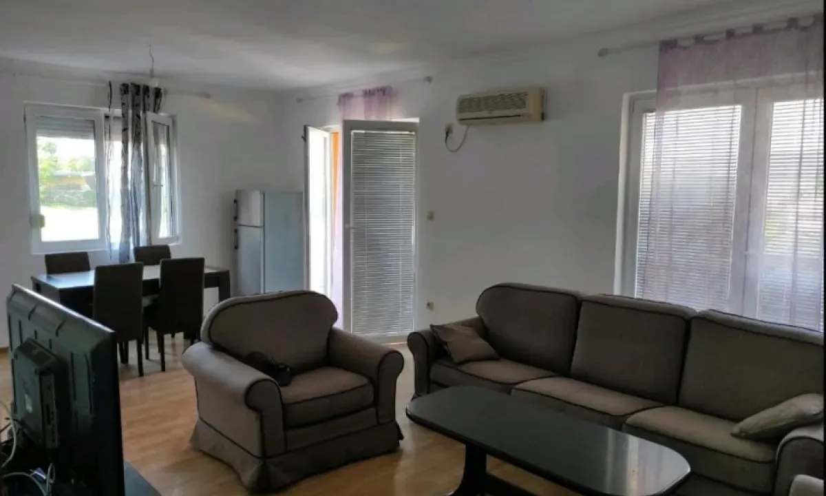 Izdavanje, trosoban stan, 105m², Tivat, Crna Gora