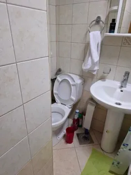 Manje kupatilo sa umivaonikom i wc šoljom obloženo keramičkim pločicama. - image 8