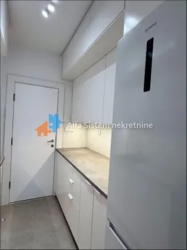 Moderna kuhinja sa belim elementima i ugradnim frižiderom. - image 6