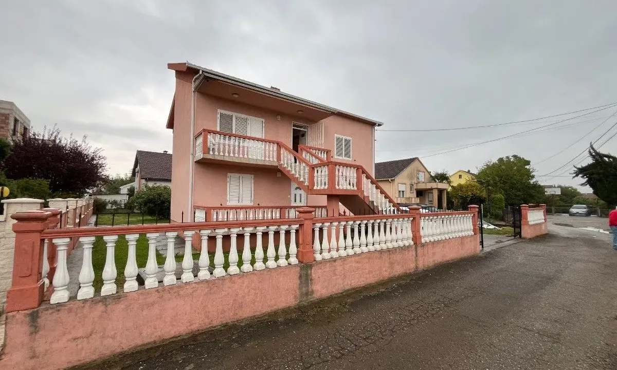 Sale, house, 761m², Tološi, Podgorica