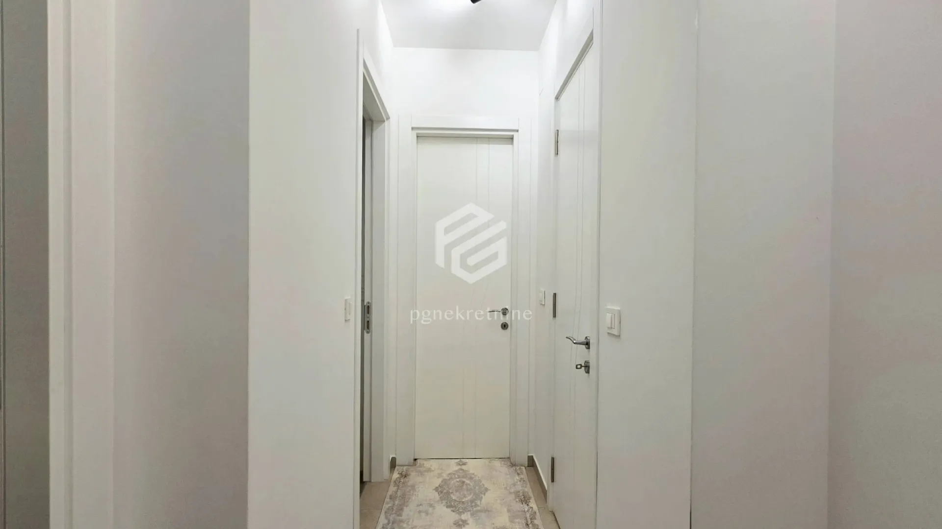 Izdavanje, dvosoban stan, 88m², Centar, Podgorica
