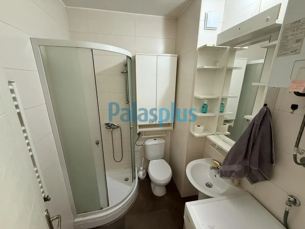 Manje kupatilo sa tuš kabinom, umivaonikom i wc šoljom.