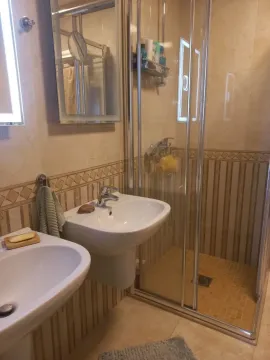 Kupatilo sa dva umivaonika i tuš kabinom. - image 8