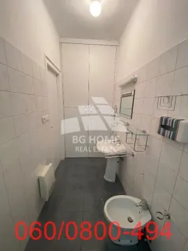 Pogled na manje kupatilo sa umivaonikom, bideom i belim pločicama na zidovima. - image 11
