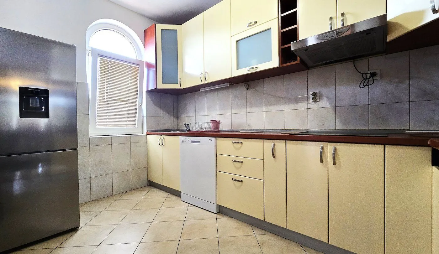 Izdavanje, kuća, 180m², Tološi, Podgorica