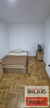 Nameštena spavaća soba sa bračnim krevetom i parketom. - image 8