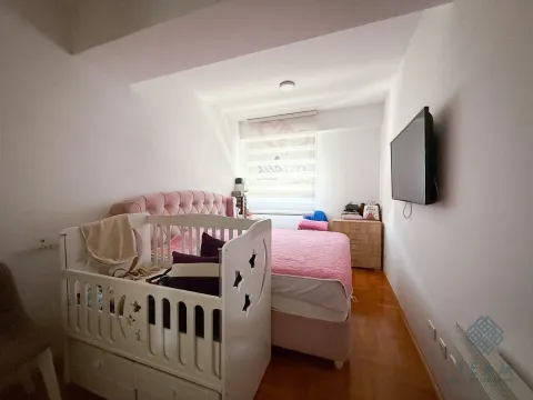 Dječja spavaća soba sa krevetom i krevetcem. - image 6