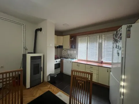 Kuhinja sa peći na pelet i trpezarijskim stolom. - image 4