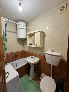 Manje kupatilo opremljeno kadom, umivaonikom, toaletom i bojlerom. - image 6