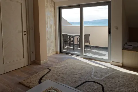 Dnevna soba sa izlazom na terasu i pogledom na more. - image 7
