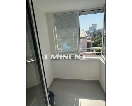 Manji zastakljeni balkon sa podom od pločica i pogledom na okolinu. - image 11