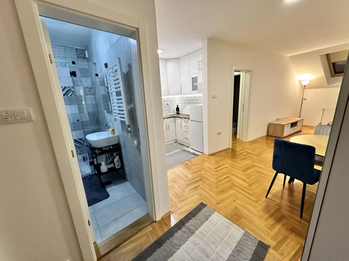 Izdavanje, trosoban stan, 52m², Centar, Novi Sad