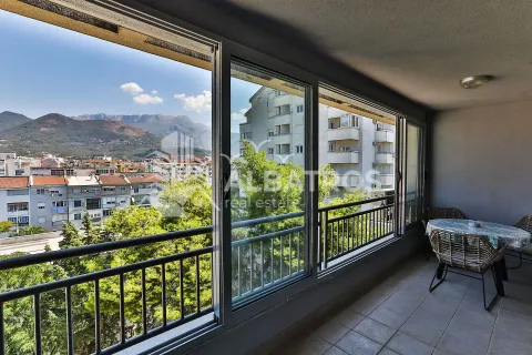 Zastakljeni balkon sa garniturom za sjedenje i pogledom na grad. - image 13