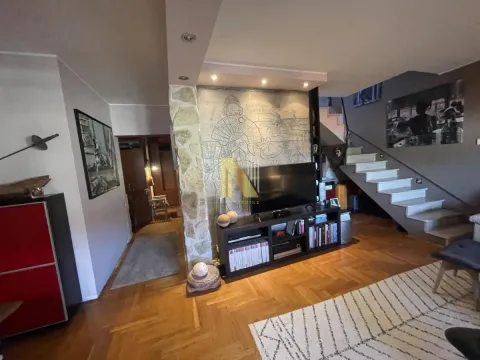 Dnevni boravak sa garniturom, TV komodom i stepeništem. - image 3