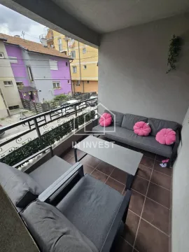 Namešten balkon sa garniturom za sedenje i pogledom na ulicu. - image 16