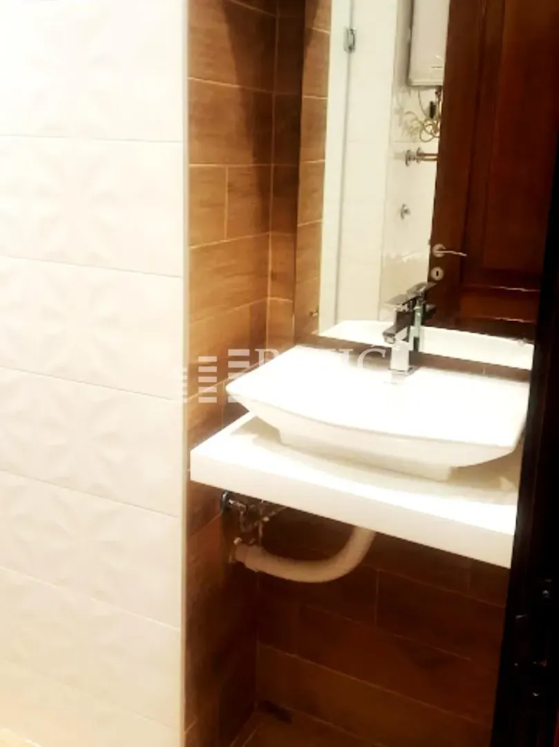 Modern bathroom with a washbasin and a mirror.