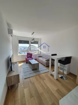 Dnevna soba sa garniturom, TV komodom i trpezarijskim stolom sa stolicama. - image 3