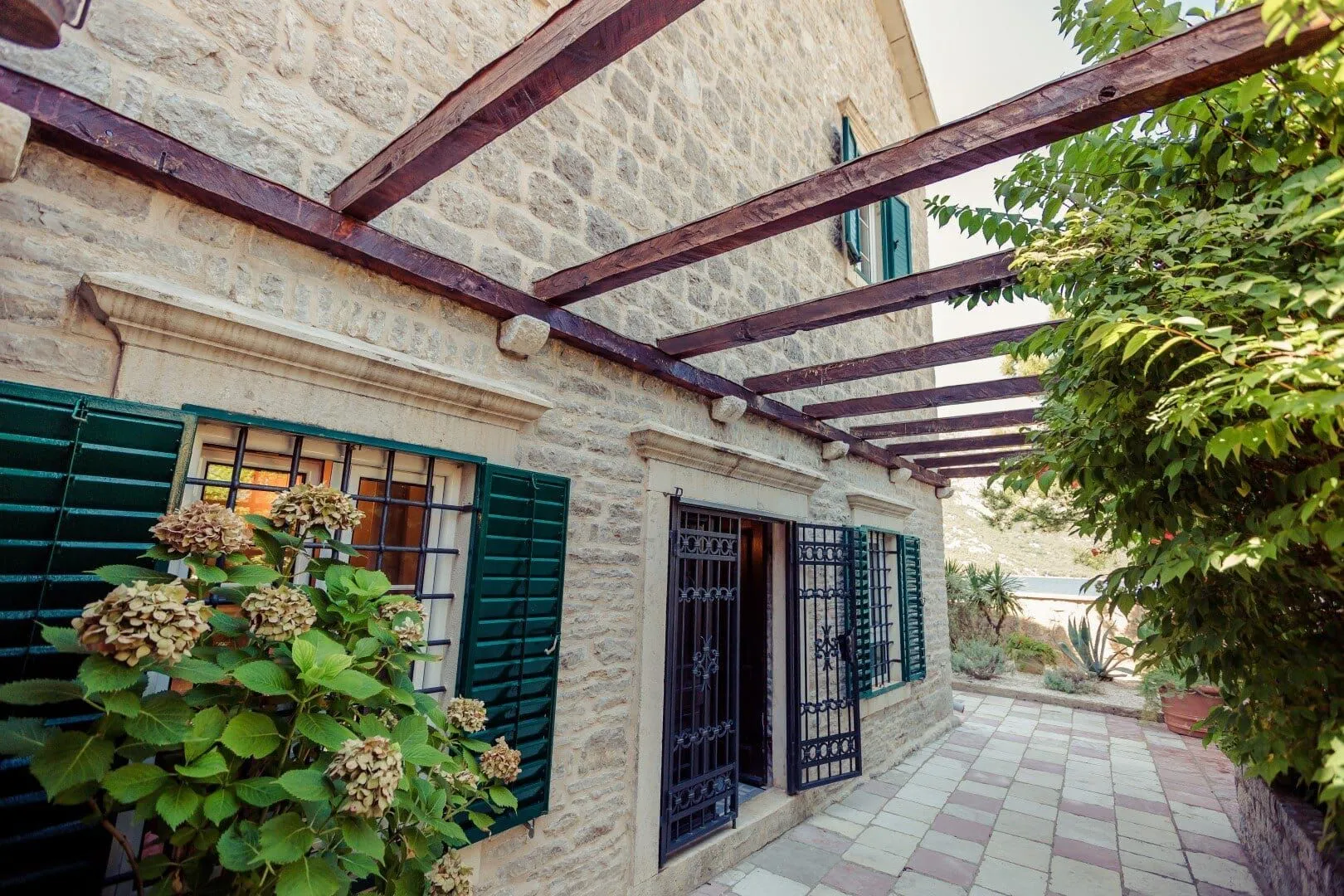 Rent, house, 350m², Kostanjica, Kotor