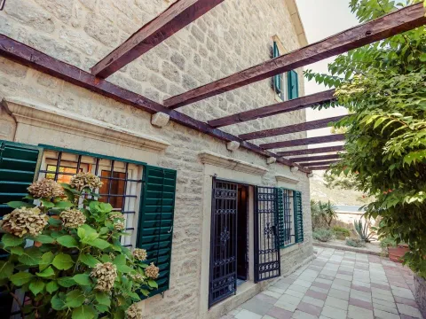 Rent, house, 350m², Kostanjica, Kotor - image 3