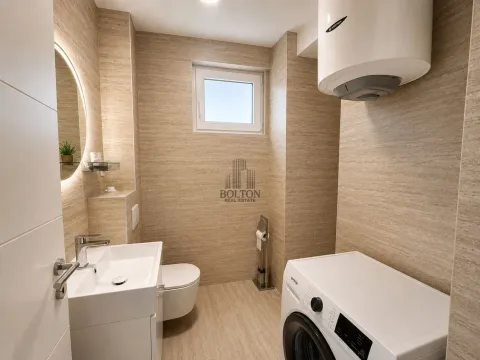 Kupatilo sa umivaonikom, WC šoljom, veš mašinom i bojlerom. - image 6