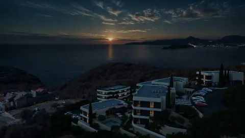 Pogled iz vazduha na stambeni kompleks sa pogledom na more tokom zalaska sunca. - image 3