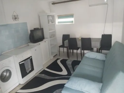 Izdavanje, kuća, 30m², Zemun Gardoš, Zemun Sve Podlokacije