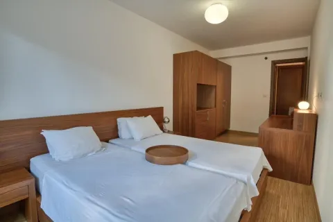 Svijetla spavaća soba sa drvenim namještajem. - image 23