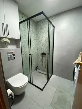 Moderne kupatilo sa tuš kabinom, WC šoljom i veš mašinom. - image 8