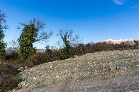 Pogled na zemljište i okolnu prirodu sa planinskim pejzažem u pozadini. - image 2