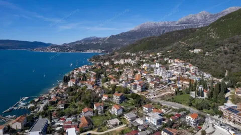 Pogled iz ptičje perspektive na obalu, more i planine u pozadini. - image 5