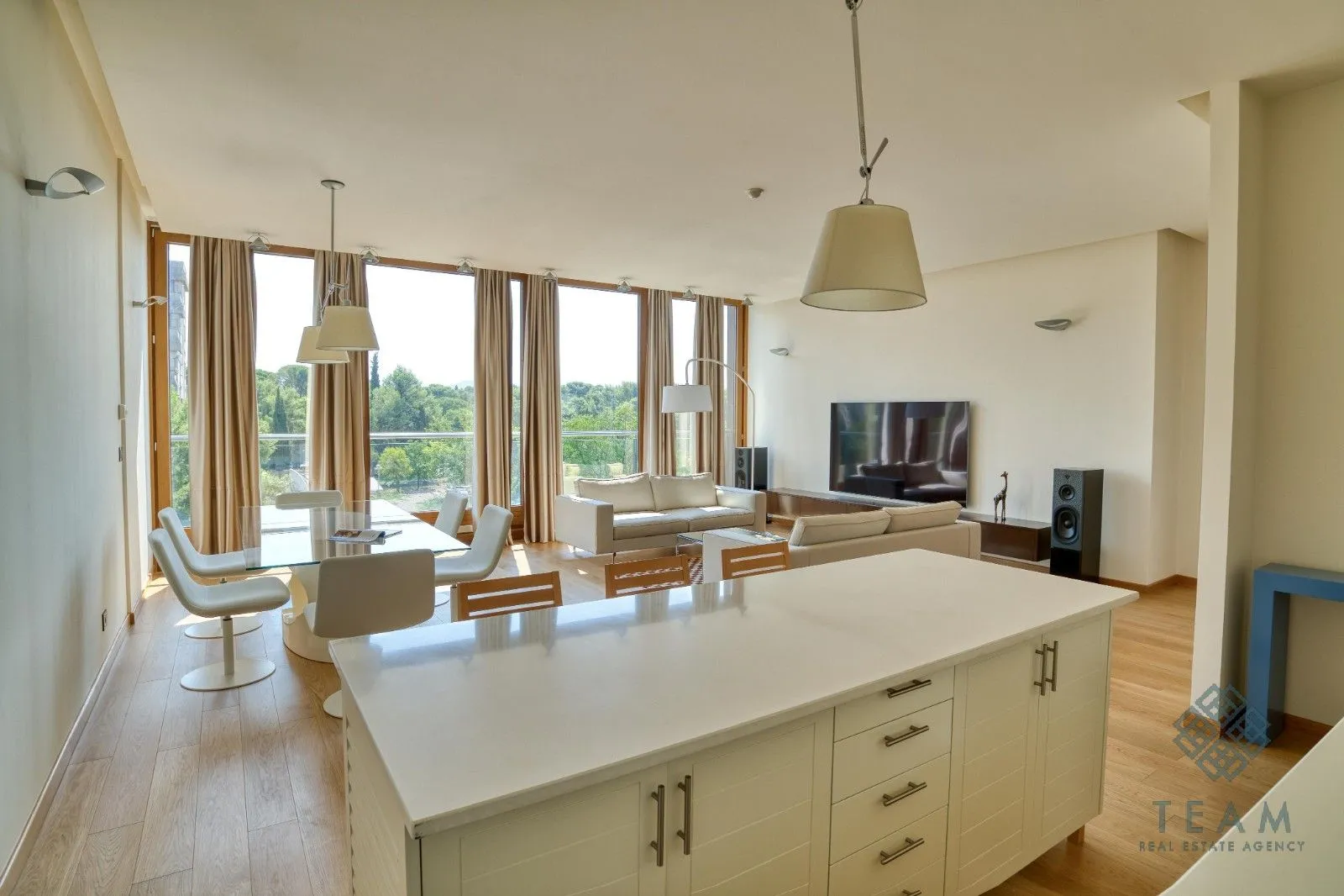 Izdavanje, dvosoban stan, 120m², Kod Capital Plaze, Podgorica