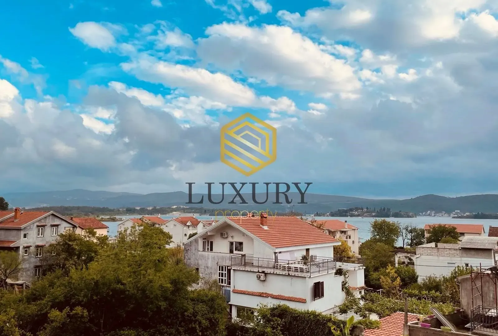 Izdavanje, jednosoban stan, 84m², Centar, Tivat