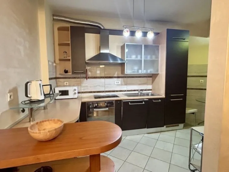 Izdavanje, dvosoban stan, 100m², Centar, Podgorica