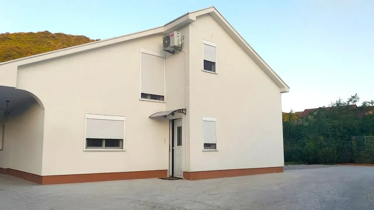 Izdavanje, kuća, 136m², Tivat, Crna Gora