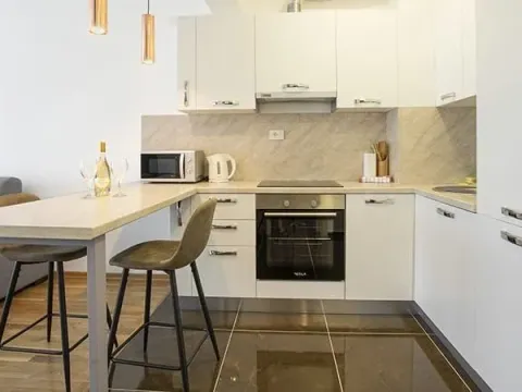 Izdavanje, garsonjera, 34m², Bečići, Budva - image 9