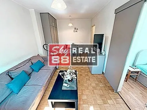 Dnevni boravak sa garniturom za sedenje, stočićem i trpezarijom u pozadini. - image 3