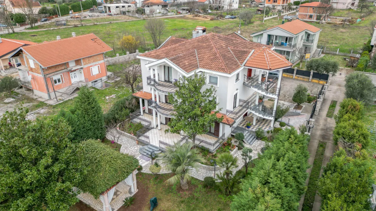 Sale, house, 700m², Tološi, Podgorica