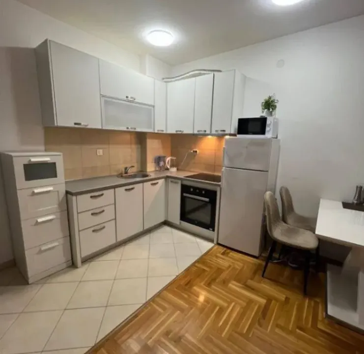 Izdavanje, jednosoban stan, 42m², Budva, Crna Gora