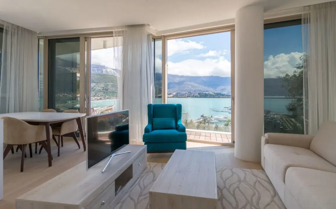 Izdavanje, dvosoban stan, 80m², Centar, Budva