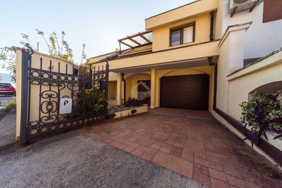 Izdavanje, kuća, 270m², Gorica C, Podgorica