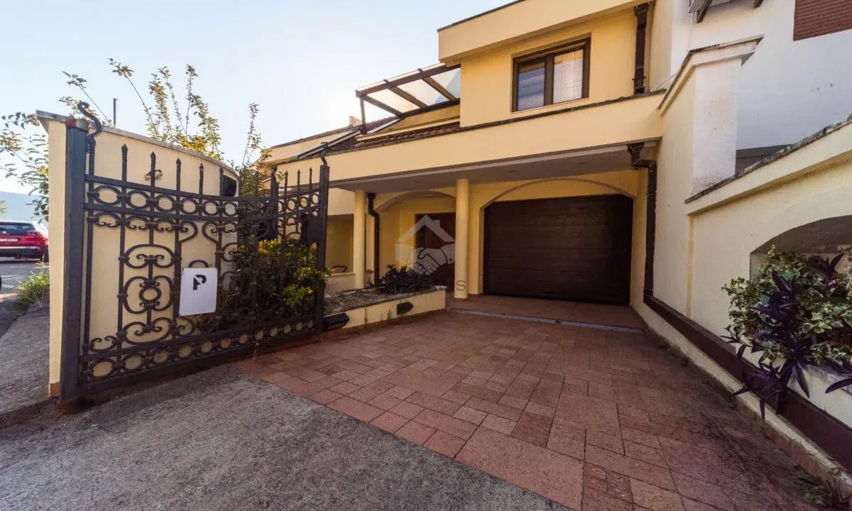 Izdavanje, kuća, 270m², Gorica C, Podgorica