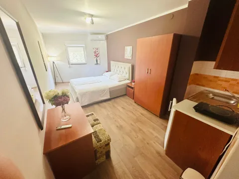 Jednosobna soba sa bračnim krevetom, ormarom i kuhinjskim elementima. - image 3