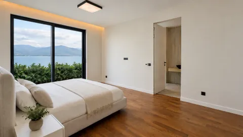 Moderna spavaća soba sa bračnim krevetom, pogledom na more i sopstvenim kupatilom. - image 7