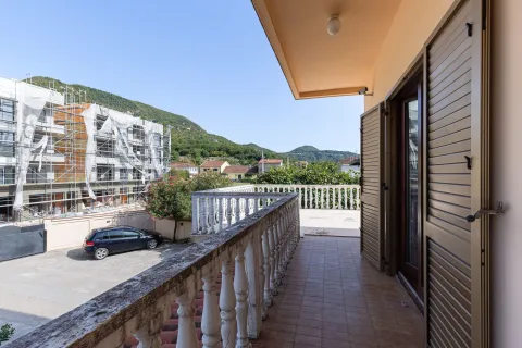 Prostrani popločani balkon sa pogledom na okolne zgrade i brda. - image 41