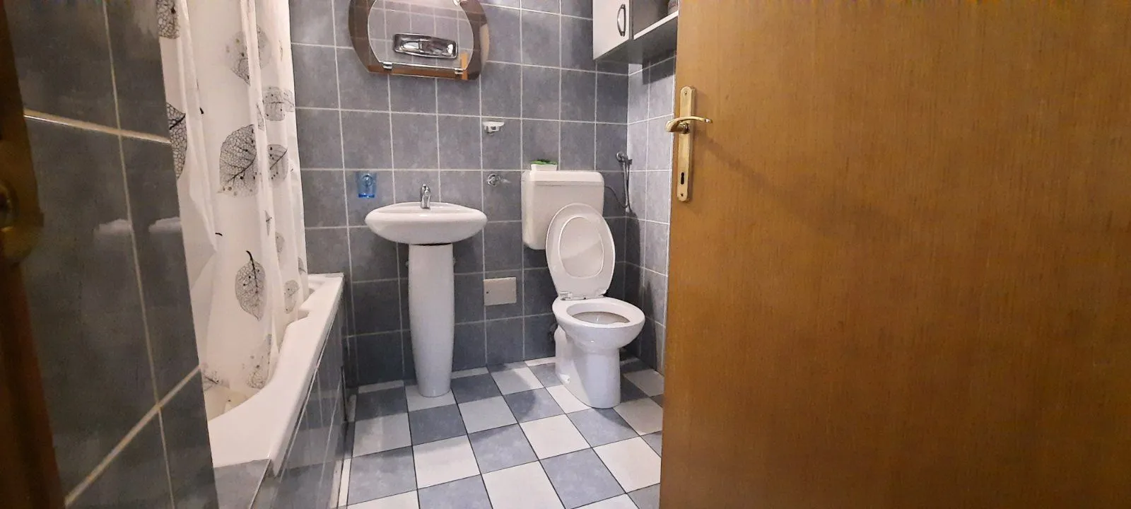 View of the bathroom with a bathtub, washbasin, and toilet.