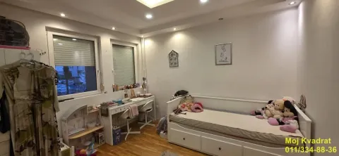 Dečja soba sa krevetom i radnim stolom. - image 6