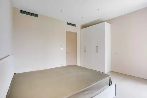 Svijetla spavaća soba sa bijelim garderoberom i modernim krevetom. - image 9